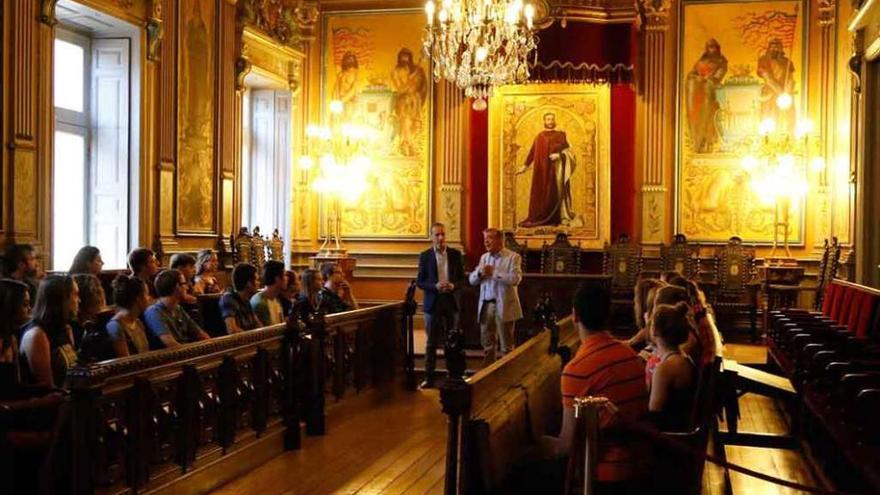 El profesor Miguel Ángel Mateos y el diputado José Luis Prieto, en el antiguo Palacio Provincial.