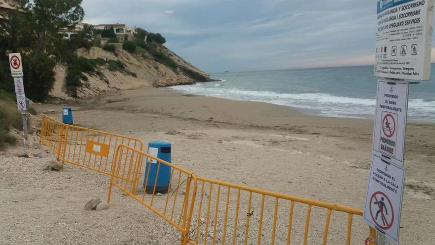 El Campello reabre Cala Lanuza a los bañistas tras limpiarla de aguas fecales