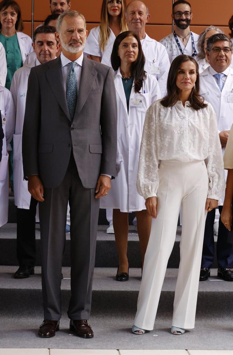 La reina Letizia, durante su visita al hospital Universitario de Guadalajara, con sandalias de mint&rose