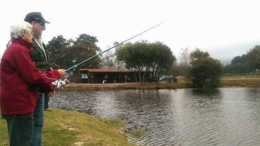 Las personas mayores de la residencia El Mirador con las trabajadoras de la institución y miembros de la asociación &quot;El Banzao&quot; después de un día de pesca en El Arenero.