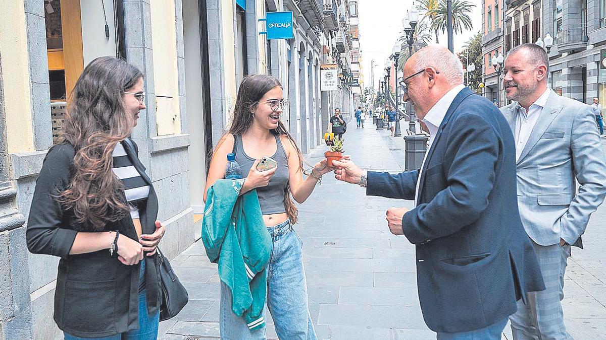 Antonio Morales reparte veroles en Triana, en Las Palmas de Gran Canaria.