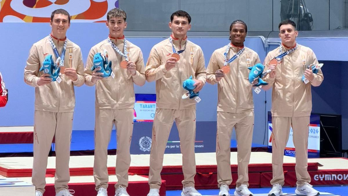 Nicolau Mir, en el centro, posa junto al equipo español de gimnasia artística con el bronce logrado en los Juegos del Mediterráneo.