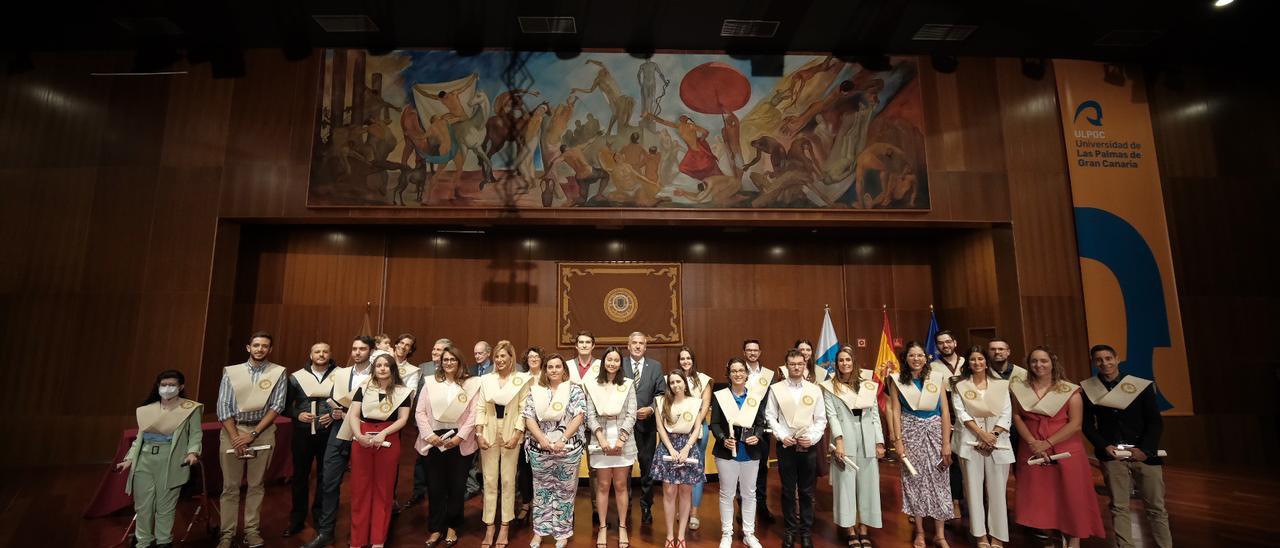 Las autoridades académicas junto con los premiados que asistieron al acto celebrado en el Paraninfo de la sede institucional de la ULPGC.