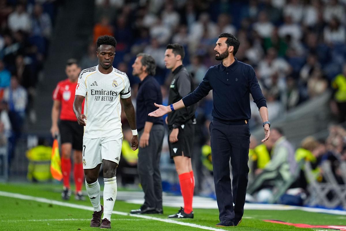 Alvaro Arbeloa y Vinicius Junior protestan durante un partido liguero