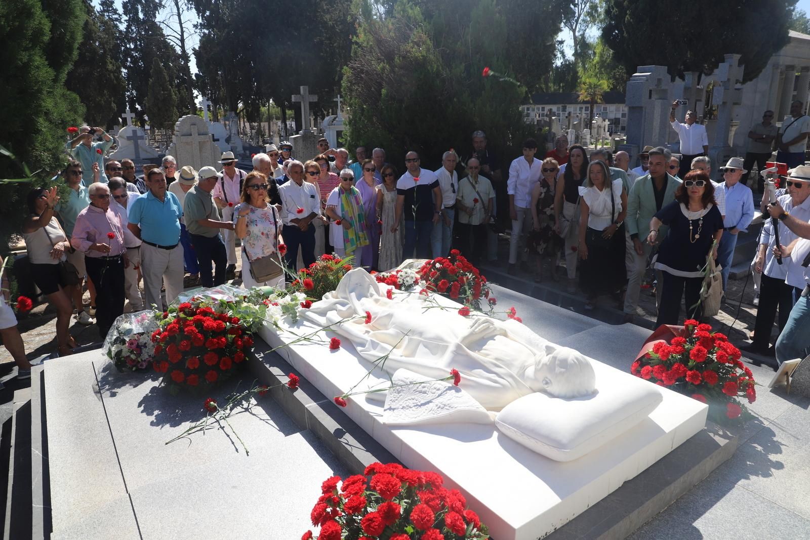 El homenaje y ofrenda floral a Manolete, en imágenes