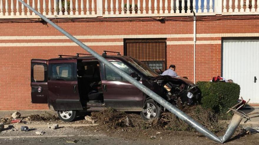 Muere un hombre al chocar su coche contra una farola enfrente de un colegio en Pinoso