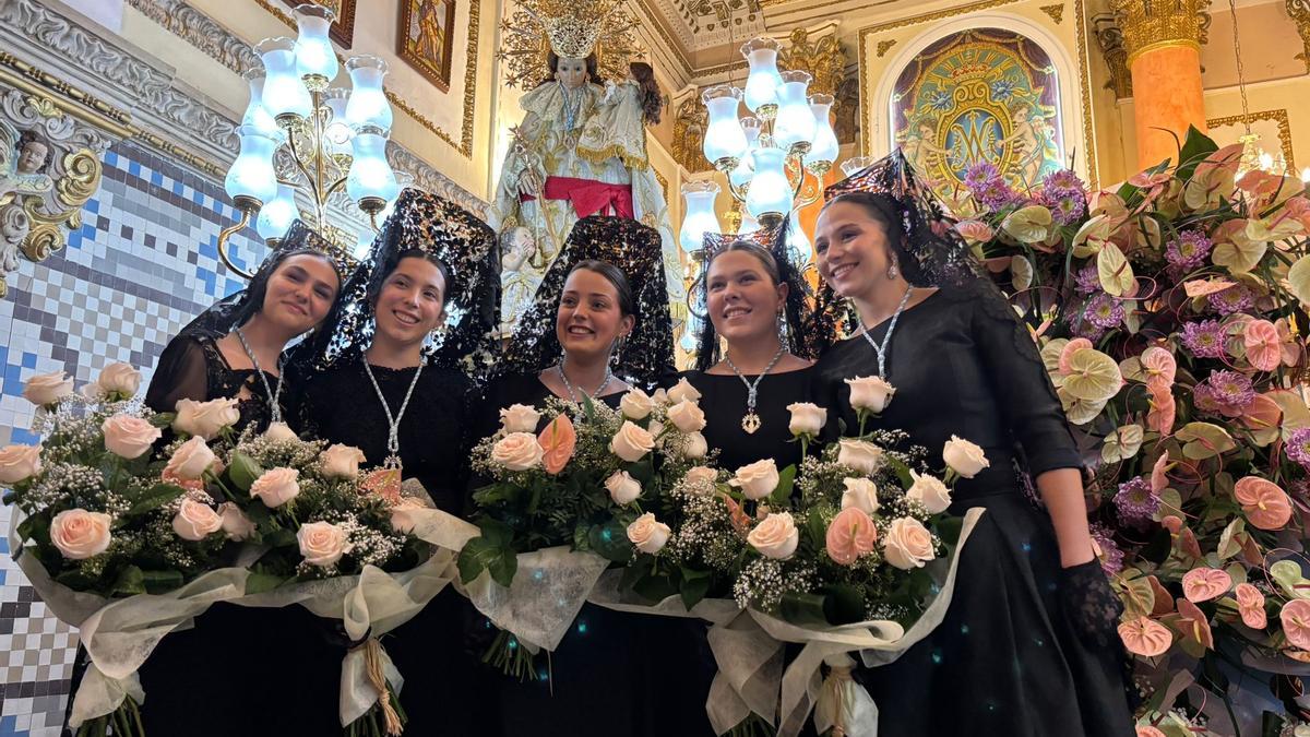 Las festeras de la Mayoralía 2025 en la ofrenda.