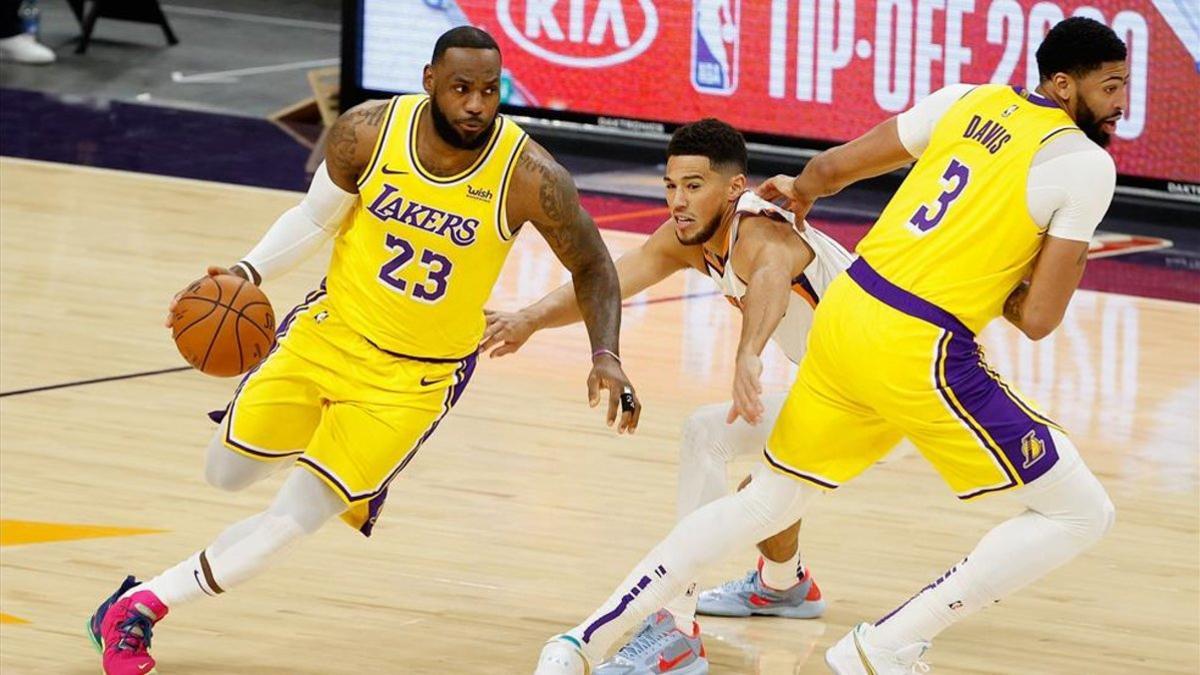 Los Lakers, grandes favoritos a repetir título esta temporada, según los general mánagers
