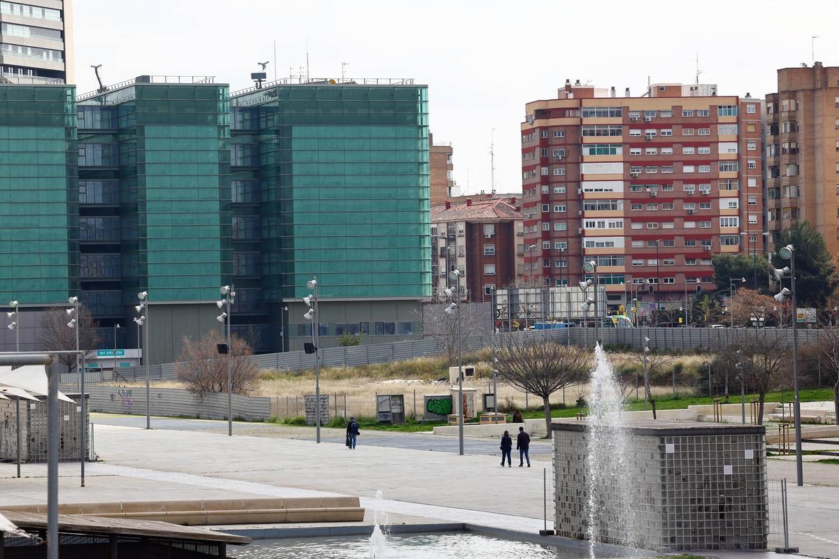 Solar que ZAV va a vender por 22 millones, junto al Inocencio Jiménez y la estación Delicias, para 234 pisos libres.