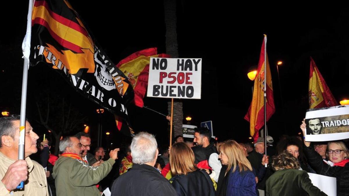 Unas 200 personas se manifiestan en Elche contra el acuerdo de gobierno del PSOE y Junts