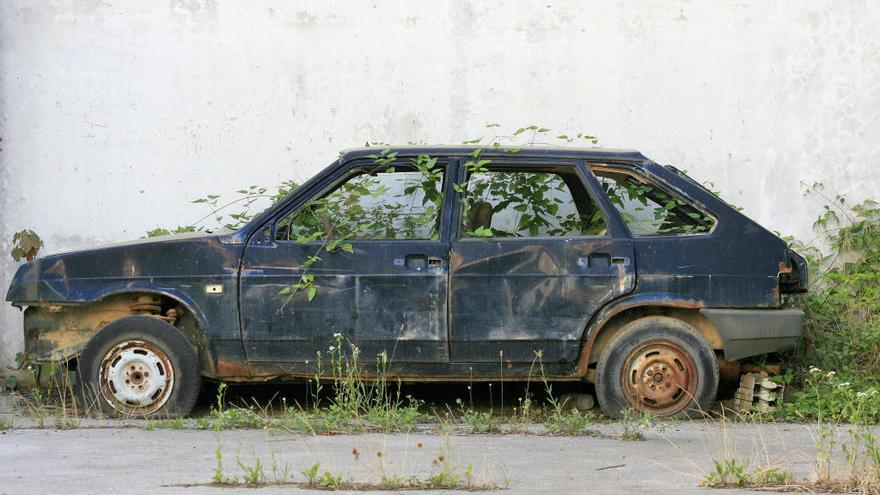 Un cotxe abandonat.