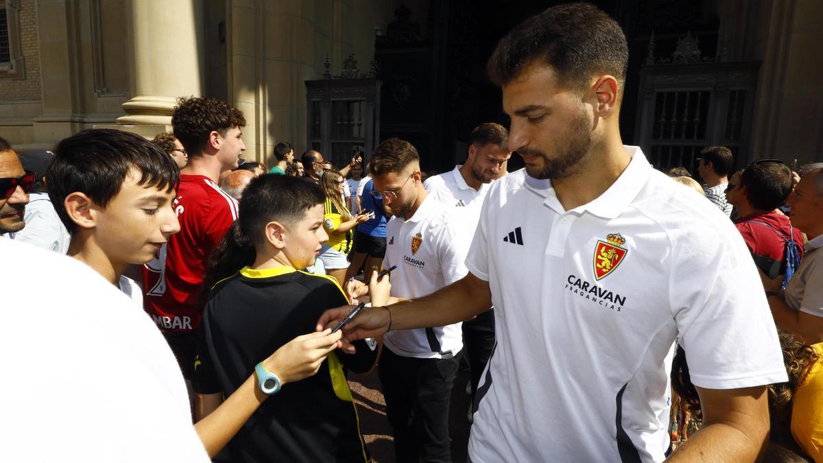 Bakis firma un autógrafo a la salida de la basílica del Pilar el pasado miércoles.