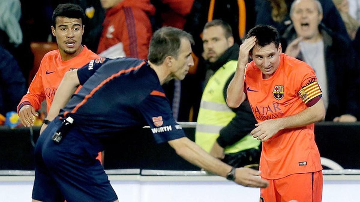 Leo Messi se lamenta tras recibir el impacto de una botella en Mestalla