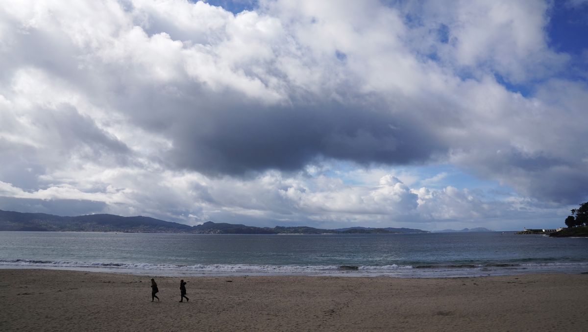 Varias personas pasean por la playa de Silgar en Sanxenxo (Pontevedra), en abril de este año.