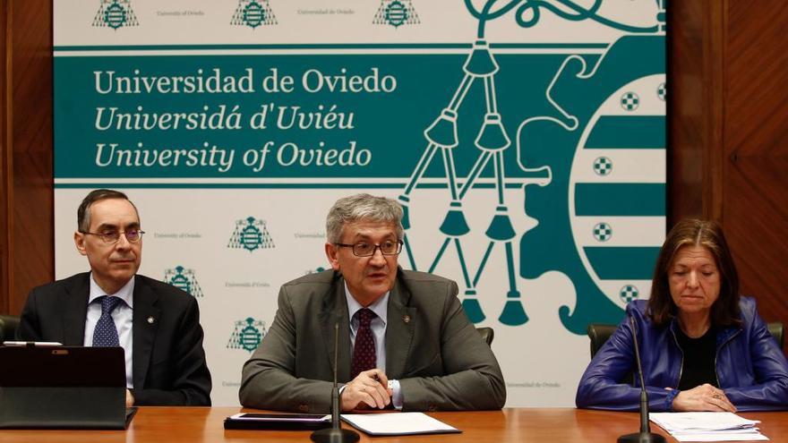 Santiago García Granda, rector de la Universidad de Oviedo (en el centro), en rueda de prensa esta mañana junto a Elisa Miguélez, vicerrectora de Estudiantes y Juan José del Coz, vicerrector de Organización Académica