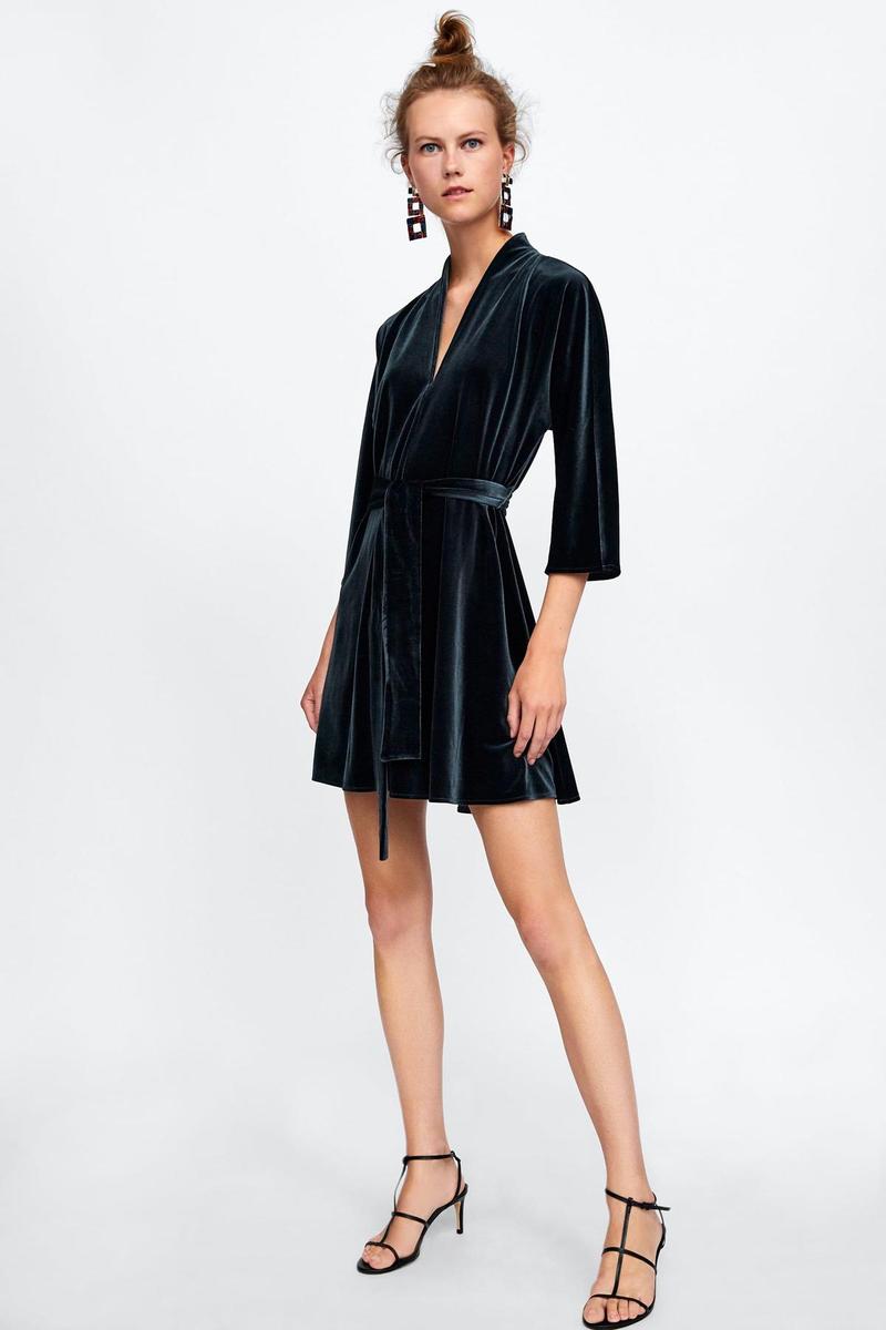 Vestido corto de terciopelo, de Zara (Precio: 29,95 euros)