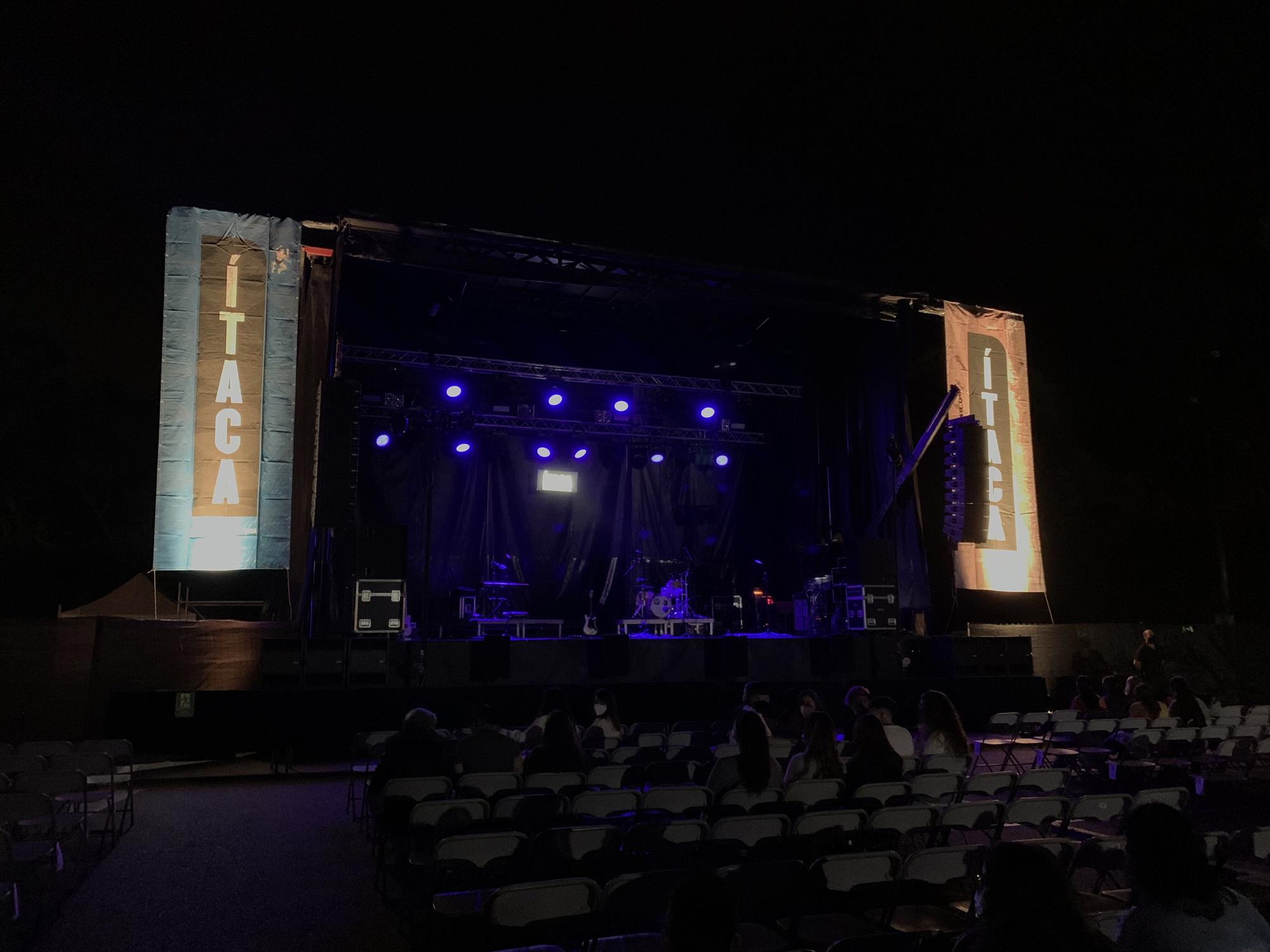 Natalia Lacunza i el públic gaudeixen al Festival Ítaca, a l'Escala