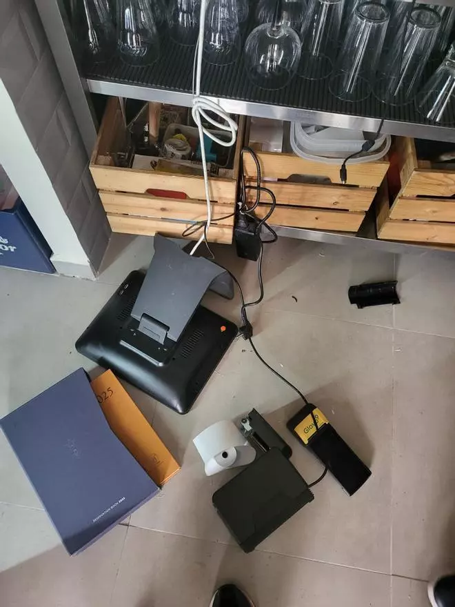 Roban en una pizzería de El Molinar tras arrojar la reja del alcantarillado a los cristales