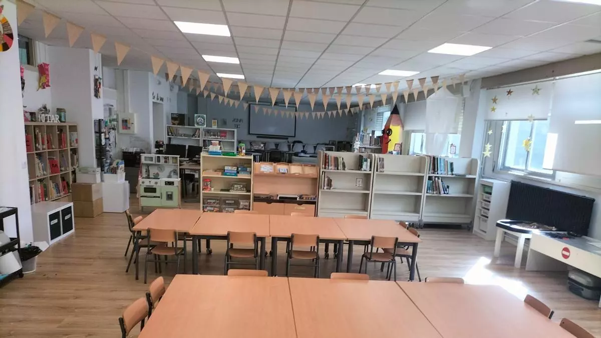 El colegio Ramón Otero Pedrayo de A Laracha inicia el curso sin aula para los niños de 5 años: "Están todos en la biblioteca"