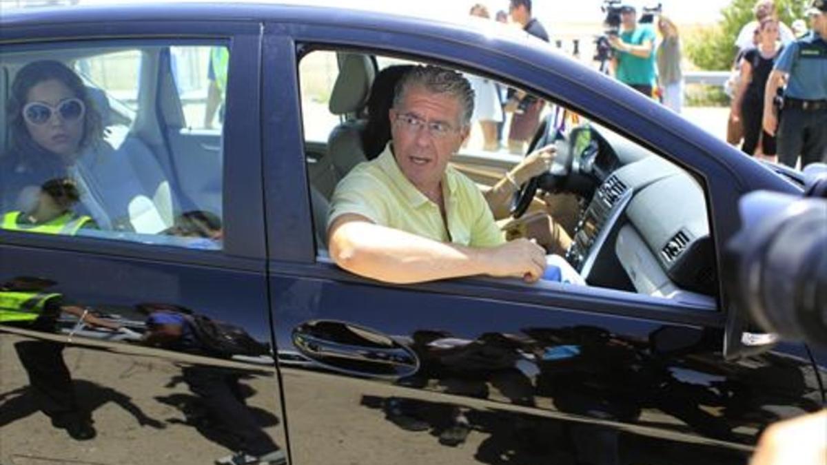 Francisco Granados abandona en un coche la prisión madrileña de Estremera, ayer.