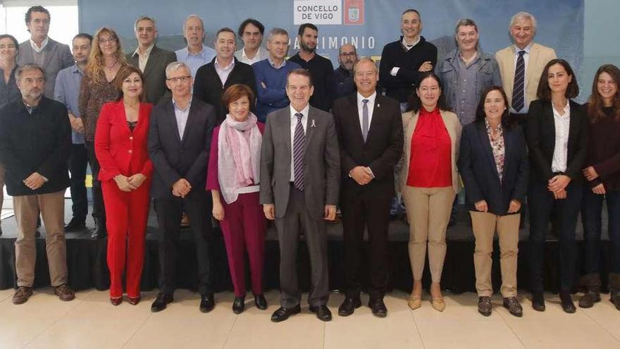 El alcalde y el rector, en el centro, con los responsables e integrantes de los tres comités que dirigirán la candidatura. // Alba Villar