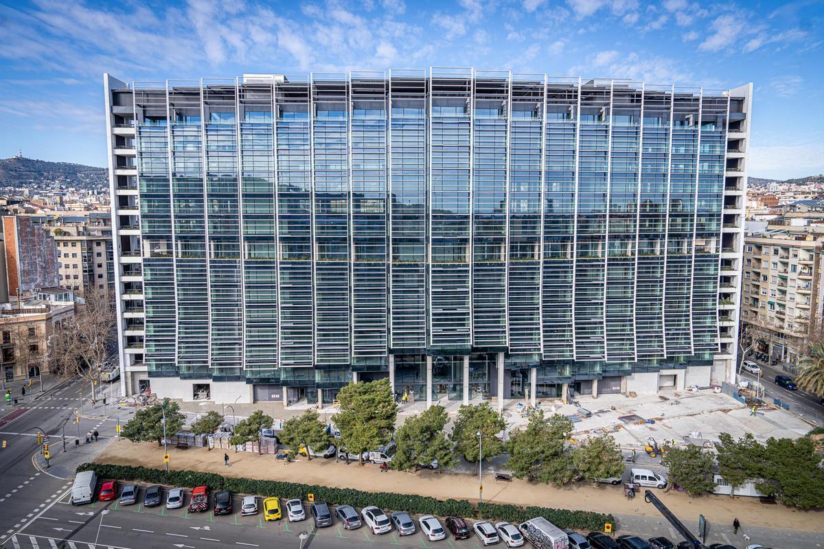 Exterior del edificio Estel de Barcelona, donde la farmacéutica AstraZeneca está montando su hub global Exterior del edificio Estel de Barcelona, donde la farmacéutica AstraZeneca está montando su hub global