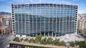 Exterior del edificio Estel de Barcelona, donde la farmacéutica AstraZeneca está montando su hub global