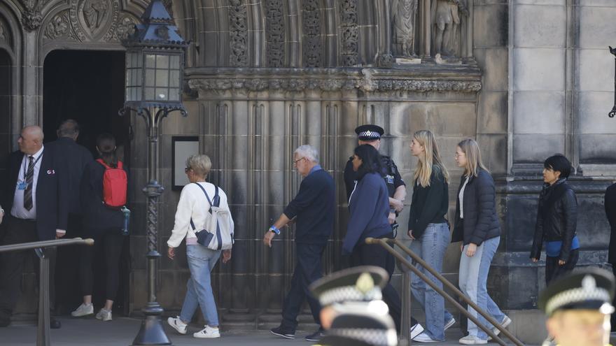 Miles de escoceses se despiden de Isabel II en la Catedral de Edimburgo