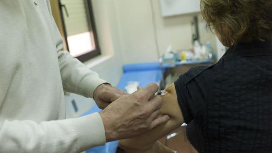 Una paciente se vacuna en un centro de salud.