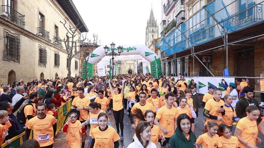 Una ola naranja invade Oviedo para luchar contra el cáncer infantil