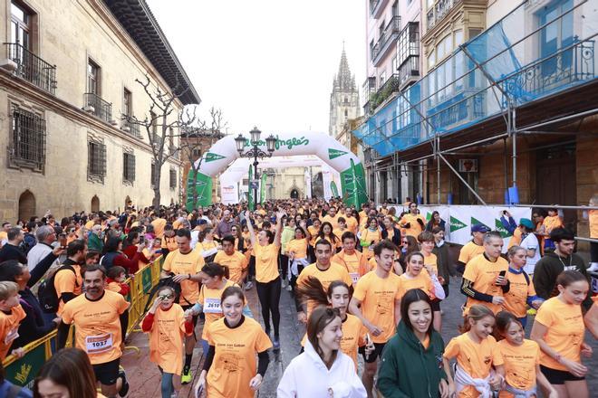 Una ola naranja invade Oviedo para luchar contra el cáncer infantil