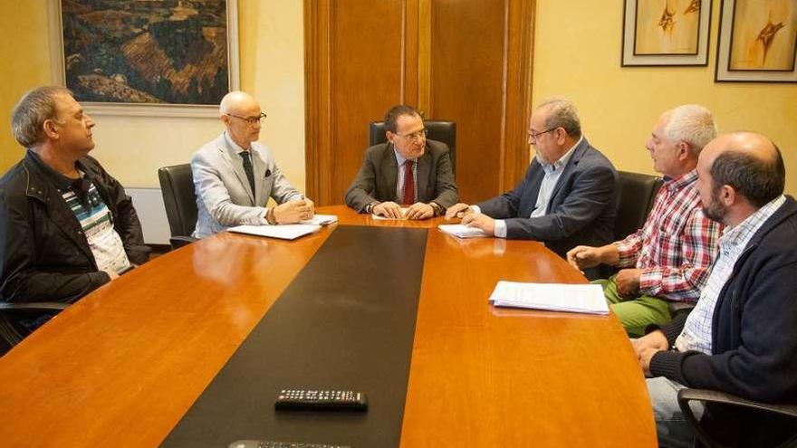 Reunión de representantes de la Plataforma, de Ciudadanos y PSOE, ayer con el subdelegado Ángel Blanco.