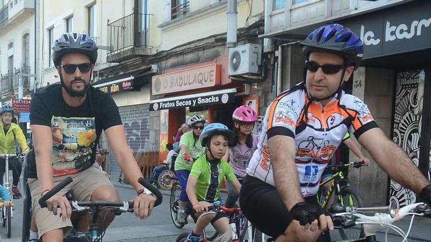 Participantes en una pedalada en la ciudad // R. Vázquez