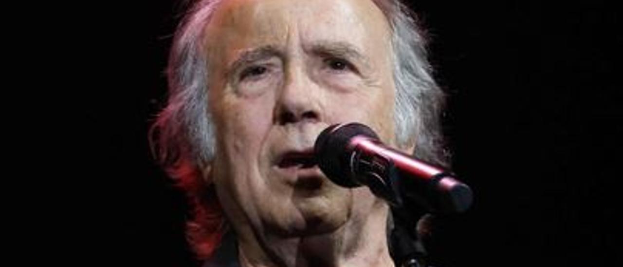 Serrat, en un momento del recital