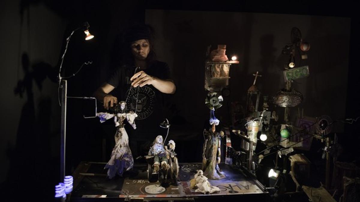 19 12 15 DAVID ZUAZOLA PRESENTA SU ESPECTACULO DE TITERES CON MATERIAL RECICLADO ALA SUCIA DENTRO DEL FESTIVAL DRAPART DEL CCCB FOTO ADRIANA DOMINGUEZ