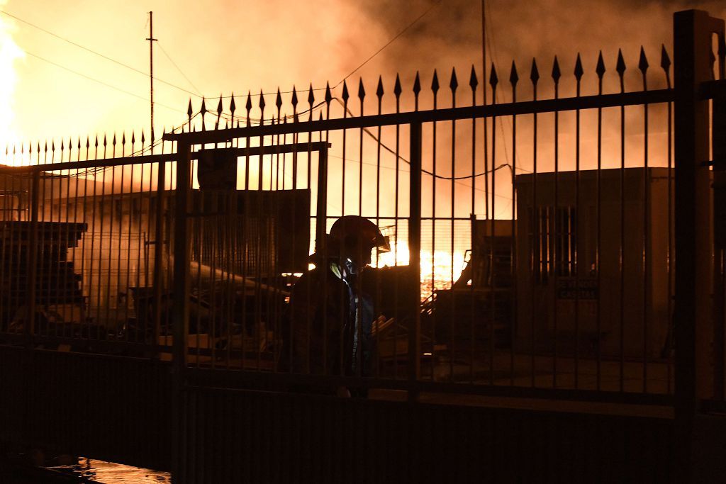 Estas son las imágenes que el aparatoso incendio de Puente Tocinos ha dejado este sábado