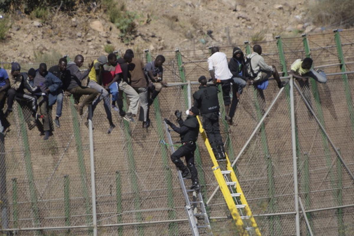 Inmigrantes en la valla fronteriza de Melilla, este miércoles.