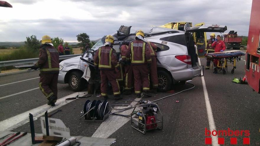 Els bombers treballant en el sinistre.