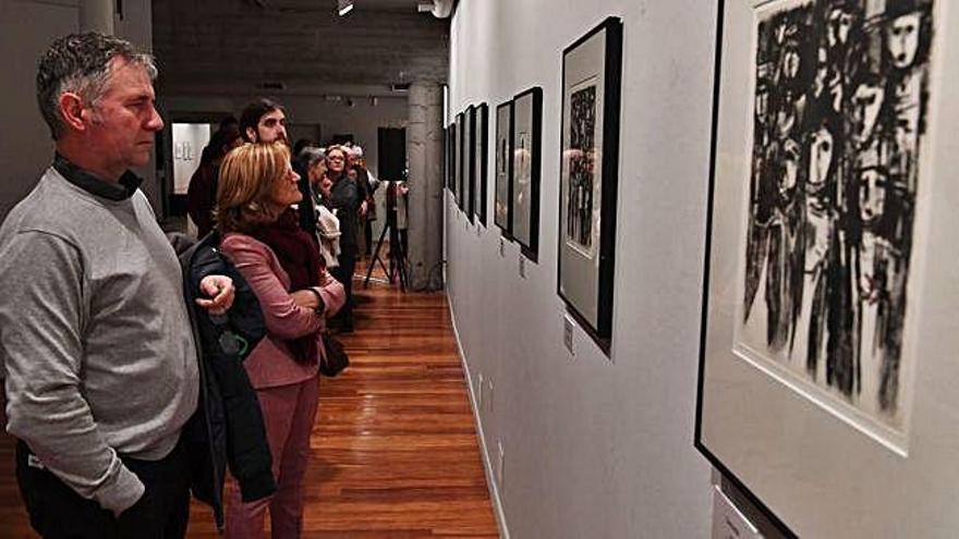 La muestra hace un recorrido por cuatro décadas de la vida de Arnáiz, desde 1960 hasta el año 2000. En ella se reúnen más de 200 obras realizadas entre París y A Coruña, que incluyen grabados, maderas talladas y poemas ilustrados de Pablo Neruda