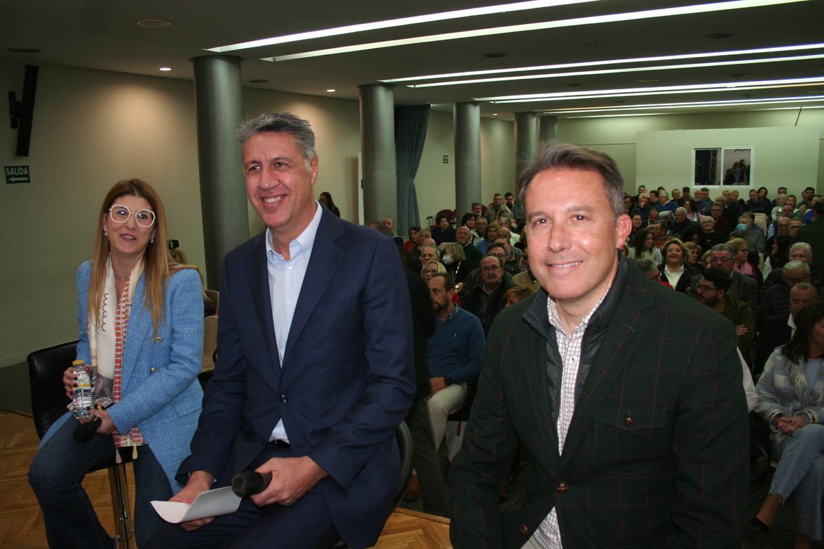 Rosa María Medina, Xavier García Albiol y Fulgencio Gil, instantes antes de iniciarse el debate.