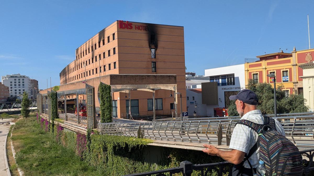 El hotel Ibis este lunes, 1 de junio, donde los bomberos siguen tratando de extinguir el incendio.