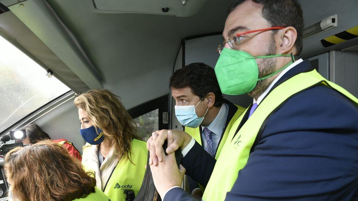 Barbón acompaña a la ministra de Trasporte y el presidente de Castilla y León durante una prueba del AVE.