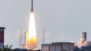 S’enlaira amb èxit l’Ariane 6, el colossal coet europeu