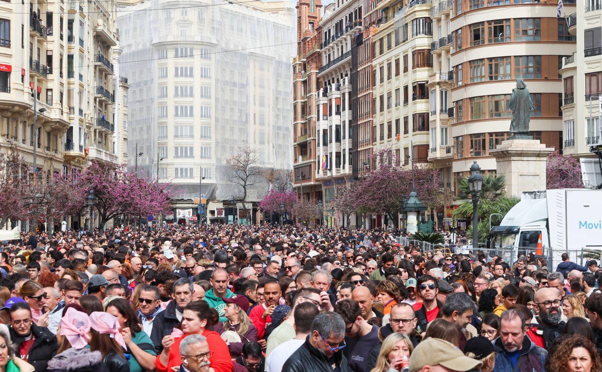 Imagen de la plaza del Ayuntamiento de Vaència este domingo, 8 de marzo, durante la mascletà.
