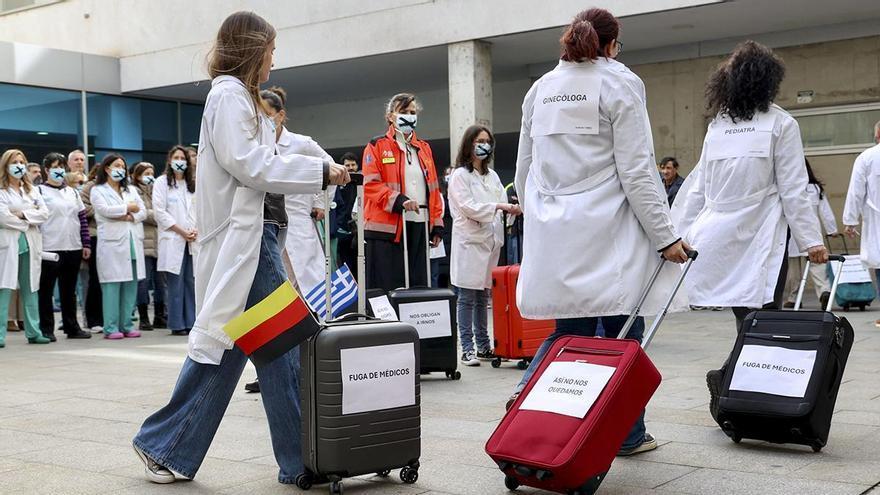 Médicos en huelga en Logroño escenifican la fuga de profesionales por sus condiciones laborales