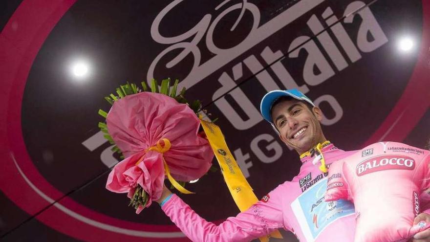 Fabio Aru posa con la &#039;maglia&#039; rosa tras la etapa de ayer.