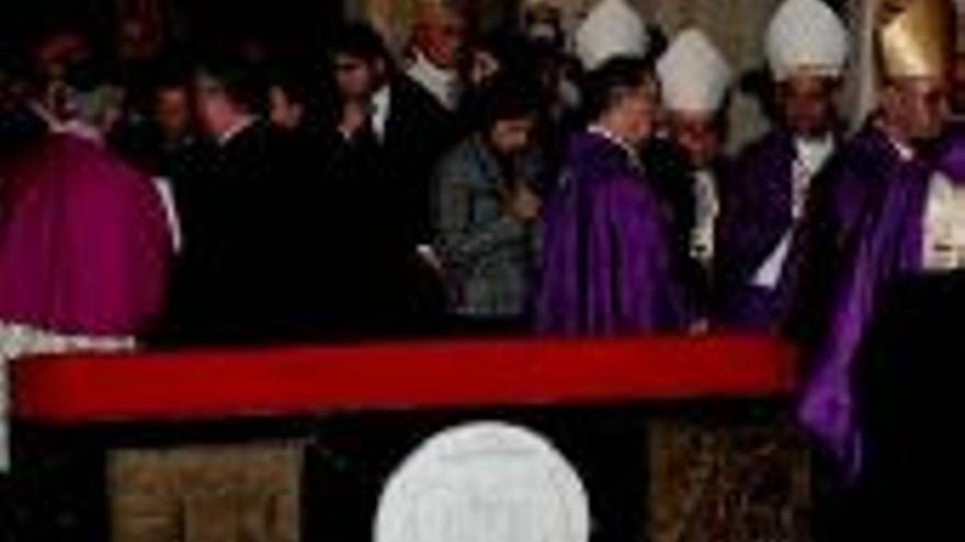 Casi 3.000 cordobeses dan su último adiós al obispo Infantes Florido