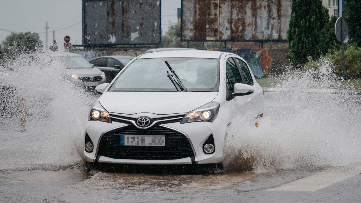 Un coche circula bajo la lluvia en Castelló.