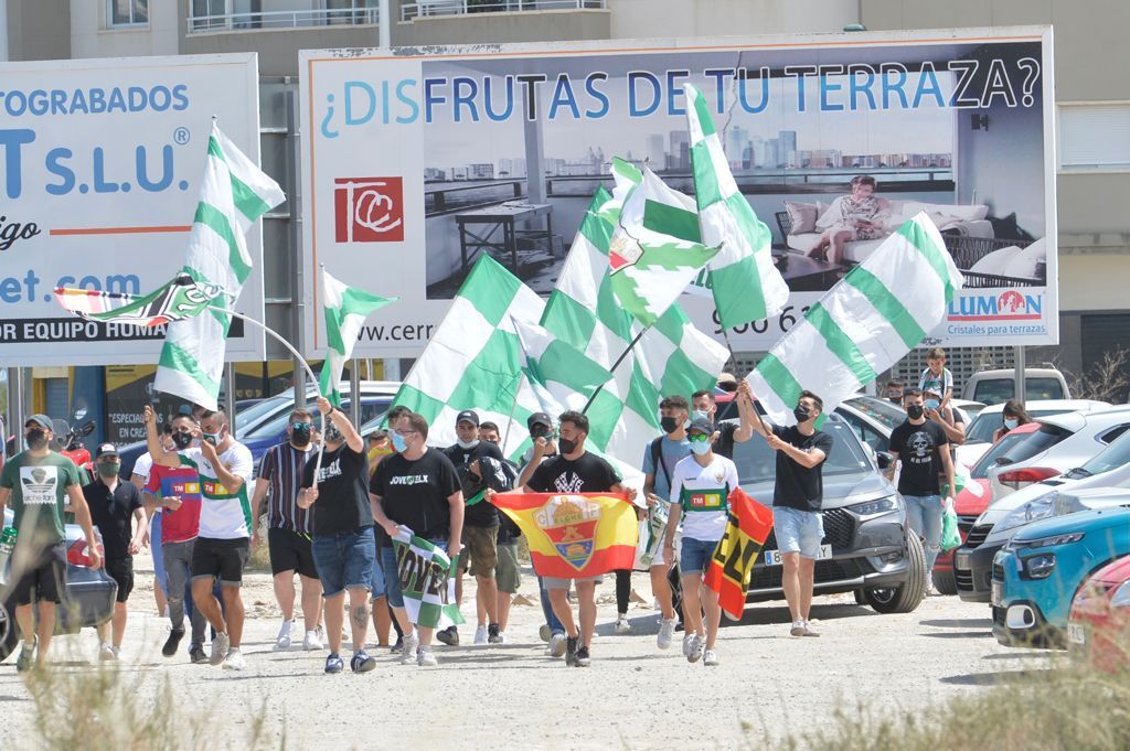 La afición recibe al Elche en su llegada al Martínez Valero