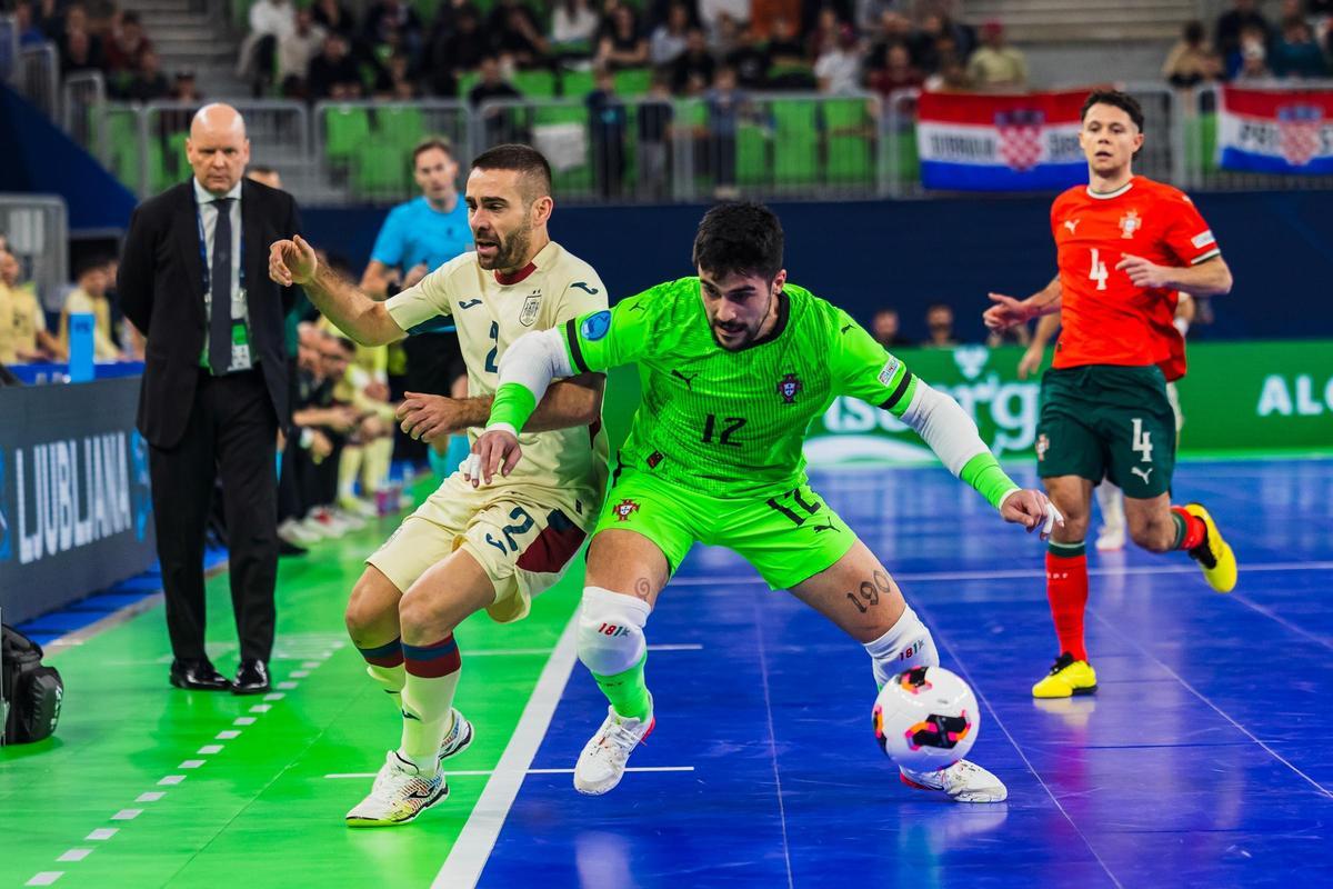 Cecilio, a la izquierda, pugna por un balón.